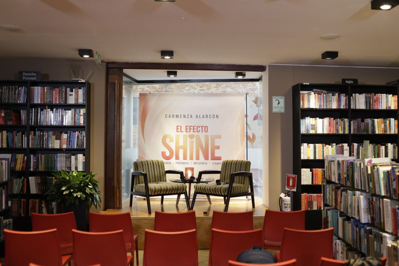 El escenario listo en la Librería Lerner antes del lanzamiento