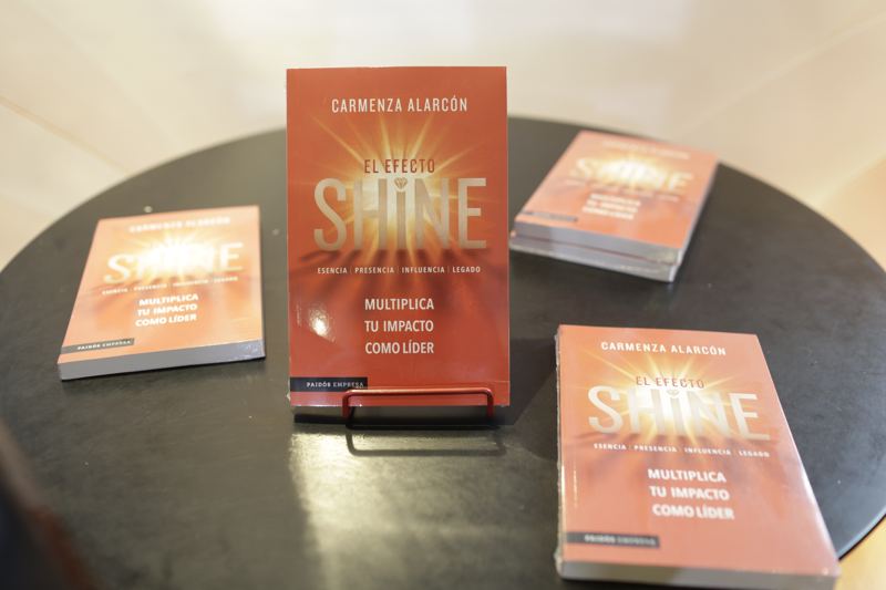 Ejemplares de El Efecto SHINE en la Librería Lerner