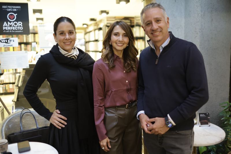 Carmenza Alarcón con invitados del lanzamiento