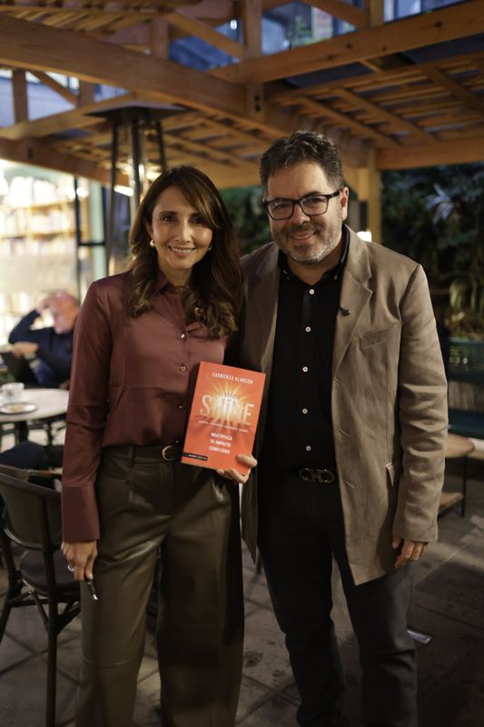 Carmenza Alarcón con un invitado y su ejemplar de El Efecto SHINE