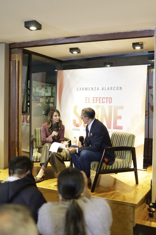 Carmenza Alarcón y Juan Jacobo Castellanos en el escenario