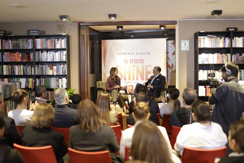 Sala llena en la Librería Lerner durante el lanzamiento de El Efecto SHINE