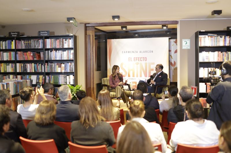 El público sigue la conversación sobre El Efecto SHINE